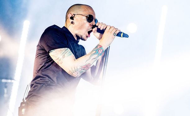 Chester Bennington nousi maailmanmaineeseen 70 miljoonaa albumia myyneen Linkin Parkin keulamiehenä.