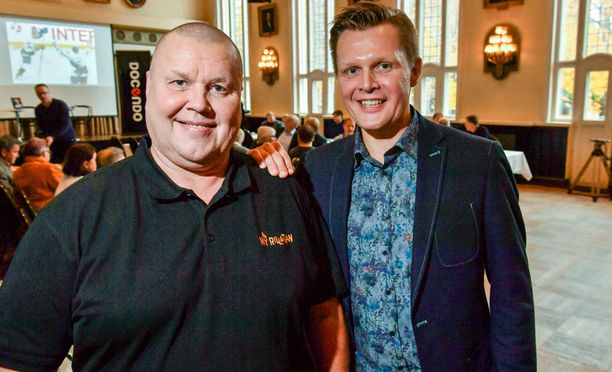 Radio Nova: Mika Saukkosen mopo alkoi keulia oranssissa takissa: ”Nousi  kusi päähän”
