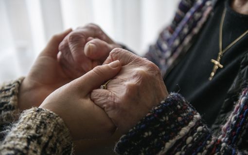 96-vuotias kuoli tulipalossa, jonka olisi voinut estää, vanhus odotti ulosteet vaipassa yli 12 tuntia... Nämä tarinat kertovat karmeaa kieltä Suomen vanhusten­hoidosta