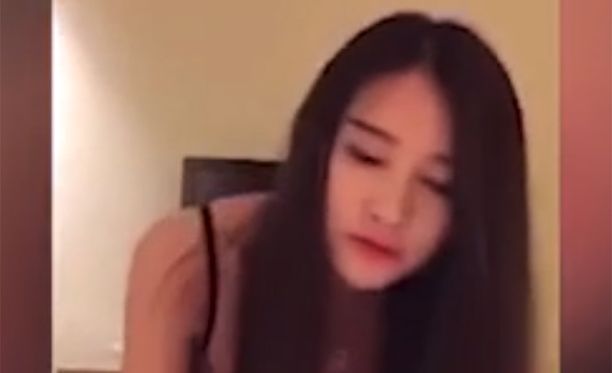 Weibo-kirjoituksen yhteydessä oli video, jossa nainen keikisteli hotellihuoneessaan bikineissä.