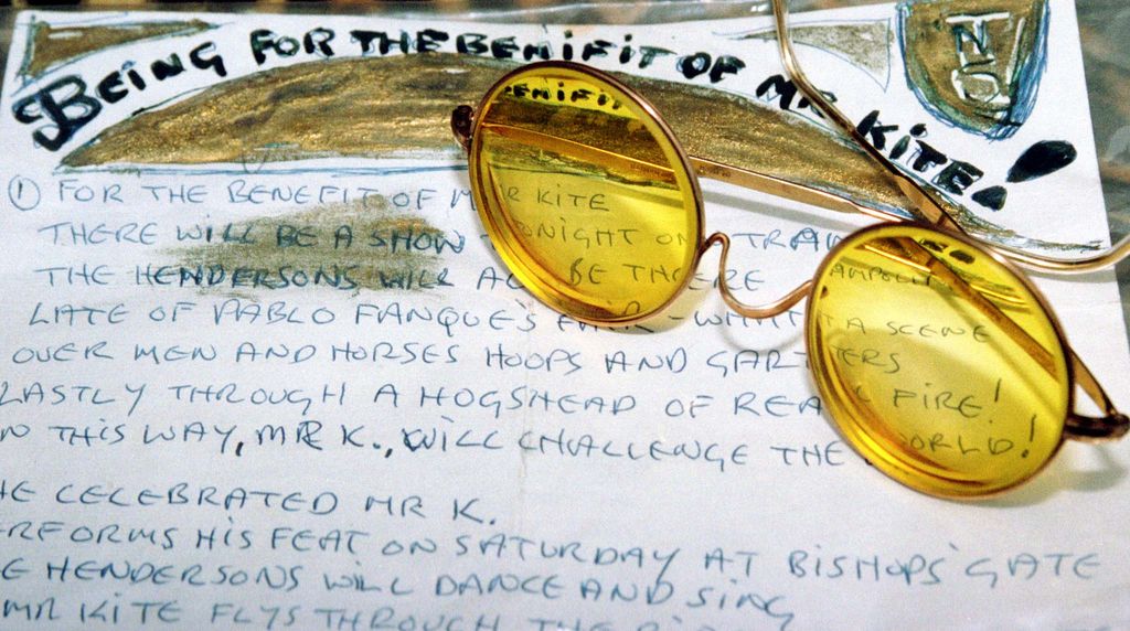 John Lennonin aurinkolasit myytiin 165 000 eurolla