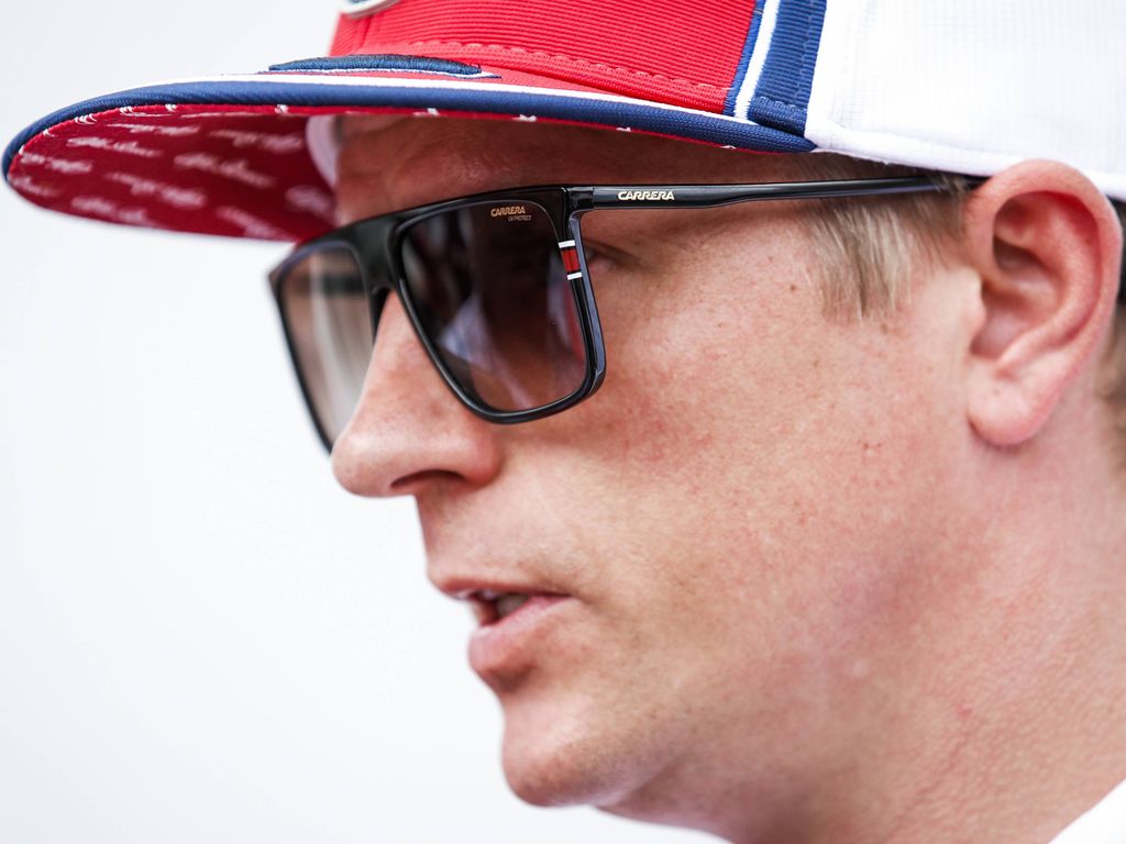 Kimi Räikkönen näytti Lewis Hamiltonille keskisormea kesken aika-ajojen – perusteli tv-lähetyksessä reaktiotaan: ”Osoittelin lentokoneita”