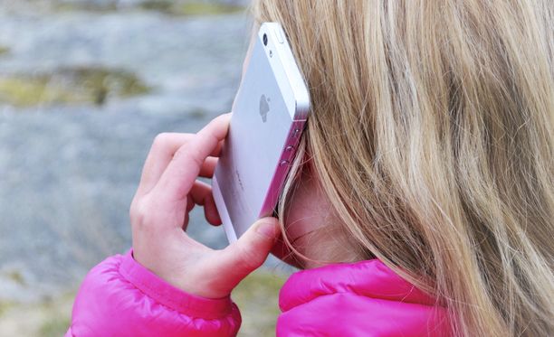 Monissa perheissä käydään vääntöä siitä, milloin lapselle tulisi hankkia oma puhelin.