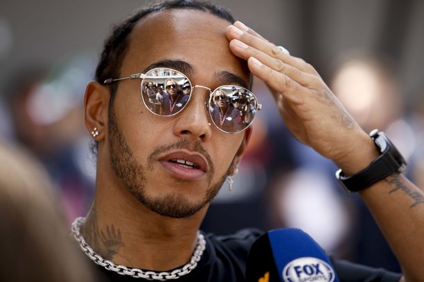 Lewis Hamilton aikoo saada hiilijalanjälkensä neutraaliksi vuoden loppuun mennessä. 