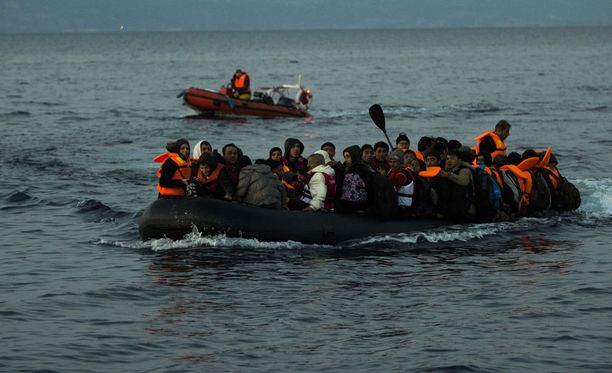 Pakolaisia Lesbosin saaren edustalla Kreikassa.