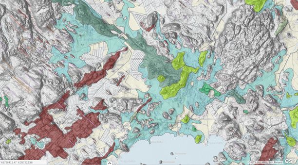 Tämä kuva on Lopelta. Turkoosilla värillä on merkattu harjua ja kirkkaanvihreällä jäätikköjokimuodostelmia. Punainen puolestaan on De Geer -moreenia.