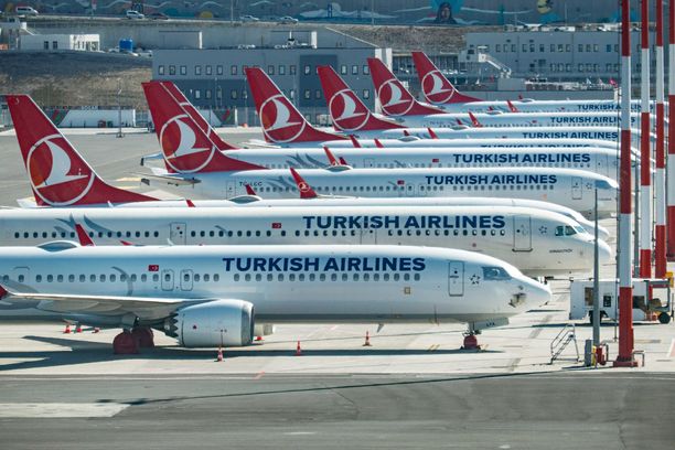 Turkish Airlinesin Max 737-koneita toimettomina Istanbulin lentokentällä. 