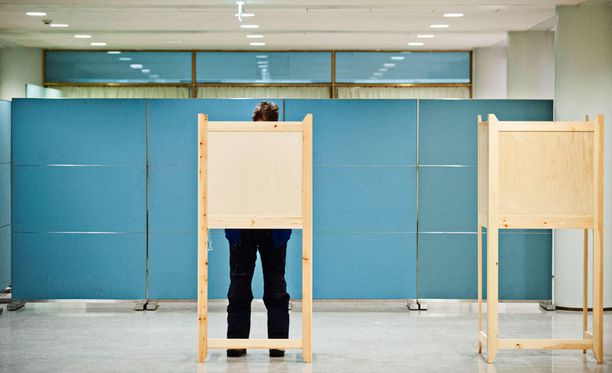 Vaalivirkailija jouduttiin poistamaan Herttoniemen yhteiskoulun äänestyspaikalta. Kuvituskuva.