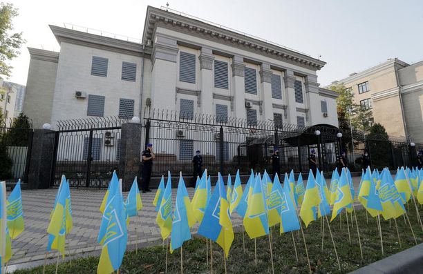 NYT: Venäjä alkanut tyhjentää Ukrainan-lähetystöään Kiovassa