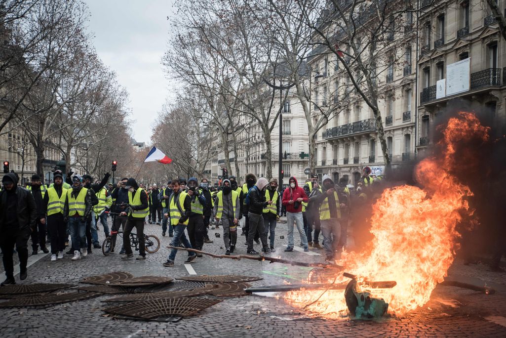 Ranskan mielenosoitusten synkkä saldo: poltettuja autoja, rikottuja ikkunoita, väkivaltaa, ryöstelyä..