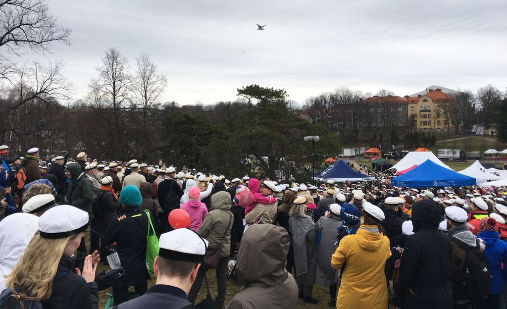 Helsingin Kaivopuistossa paljon nuoria vapunjuhlijoita - poliisi päätti tyhjentää alueen