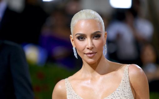 Mekkokohun uusi käänne: Kim Kardashian ei tuhonnutkaan Marilyn Monroen ikonista iltapukua