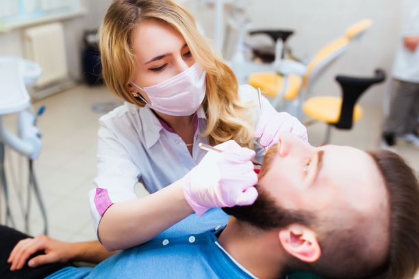 Suun terveyden perustutkimukseen kuuluva ientaskumittaus voi paljastaa suussa muhivan parodontiitin.