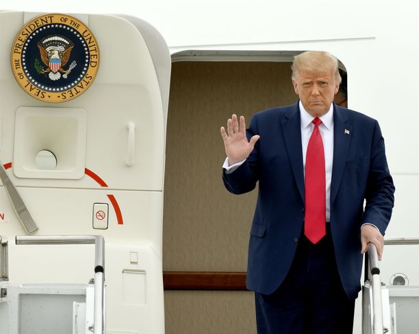 Trump saapui Kenoshaan tutulla Air Force One -lentokoneellaan.