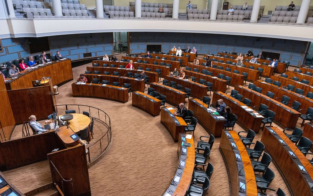 Kommentti: Ollaan niin sekaisin bensasta, että taas kansaa lahjotaan heidän omilla rahoillaan