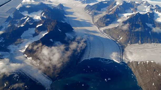 Ilmastonmuutoksen myötä muun muassa jääpeitteet sulavat nopeaa tahtia. Kuva Grönlannista.