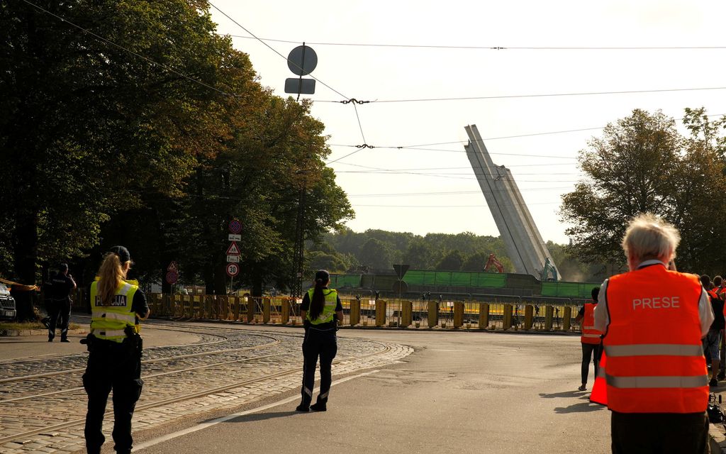 Video: Jättimäinen neuvosto­aikainen muistomerkki purettiin maan tasalle Latviassa