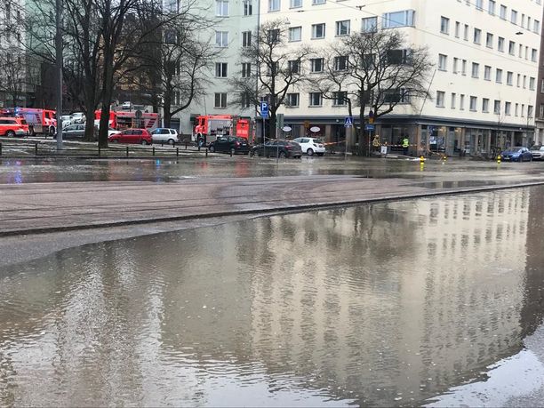 Vettä valuu kaduille ja kiinteistöihin Harjutorilla ja Helsinginkadulla.