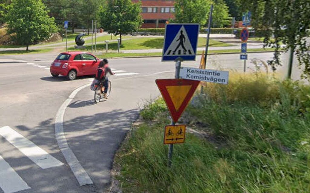 Voinko välttyä sakolta, jos liikennemerkki on väärin sijoitettu? Poliisi vastaa