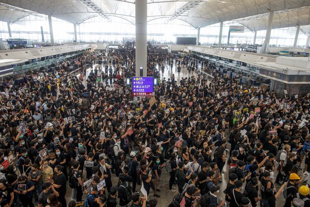 Hongkongin kansainvälisellä lentokentällä on kaaos.