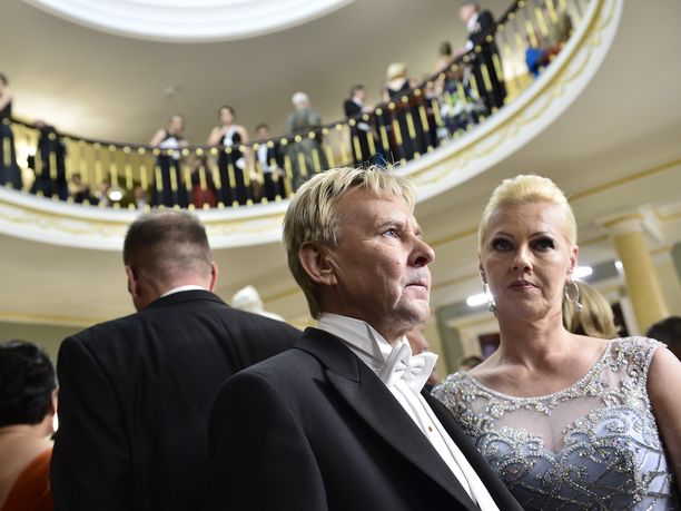 Matti ja Pia Nykänen saivat tasavallan presidentiltä kutsun Linnan juhliin vuonna 2015.