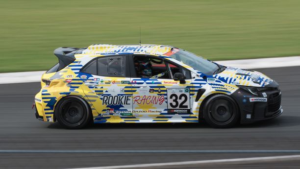 Toyota Corolla H2 Concept kisaamassa FUJI SUPER TEC 24 Hours Race:ssa, Oyamassa vuonna 2022. Viime vuonna vety-Corollalla ajettiin vielä kaasumuodossa olevalla polttoaineella.