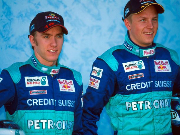 Nuoret kuljettajat Heidfeld ja Räikkönen Sauberin haalareissa keväällä 2001.