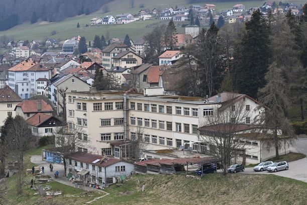 Kaapattu tyttö löytyi äitinsä kanssa hylätystä tehtaasta Sainte-Croixista Sveitsistä.
