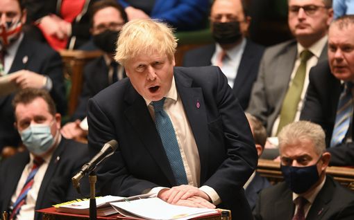 Boris Johnsonin juhlinta­raporttia ei ole vieläkään julkaistu – pääministeri­kauden jatko voi riippua siitä 