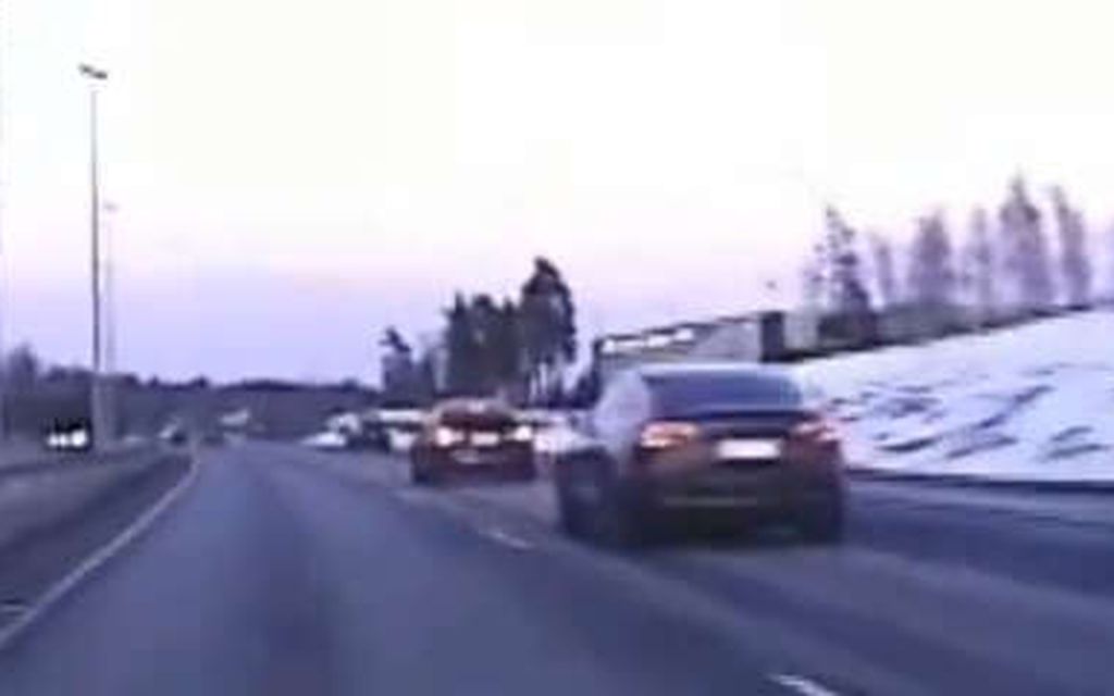 Tesla ja BMW ajoivat kilpaa Kehä III:lla – Poliisi kuvasi, kun 17-vuotias ajoi 191 km/h