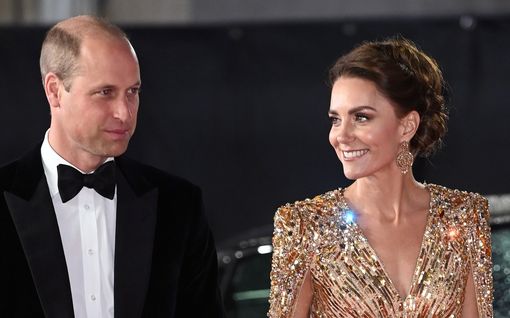 Uusi yhteiskuva: Prinssi William ja herttuatar Catherine läheisissä tunnelmissa auton takapenkillä: "Näytätte huikeilta"