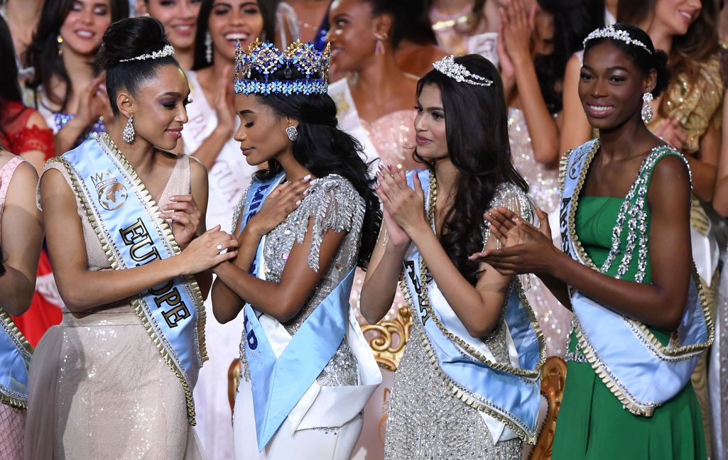 Kilpakumppani kruunattiin Miss Maailmaksi - Miss Nigerialla käsittämätön reaktio