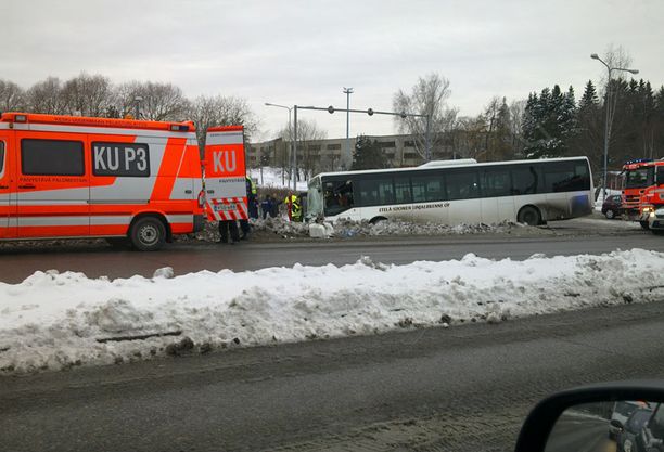 Rekka Ja Bussi Kolaroivat Vantaalla