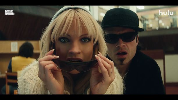 Näin Lily James ja Sebastian Stan heittäytyvät Pamela Andersonin ja Tommy Leen rooleihin.