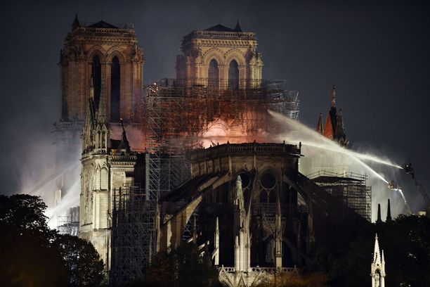 Palomiehet taistelivat sammuttaakseen Notre Damen katedraalissa riehuneet liekit.