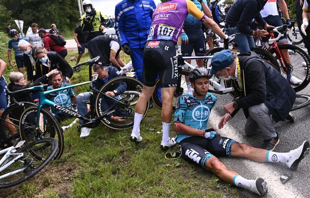 Katsoja aiheutti Tour de Francella paljon vahinkoa.
