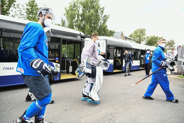 Viimeinen voitelu. Suomen joukkue palasi perjantaina viimeisestä kunnon jäätreenistä ennen MM-turnauksen alkua.