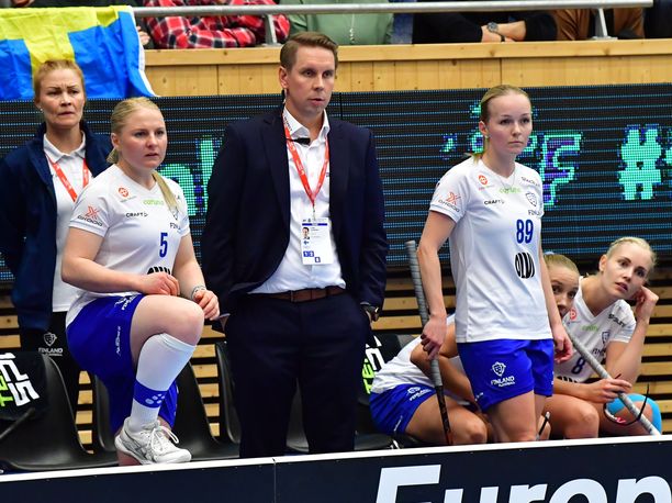 Suomen päävalmentaja Lasse Kurronen (keskellä) ja kumppanit joutuivat pettymään MM-finaalin päätteeksi.