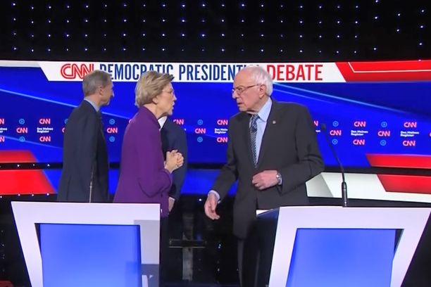 Warren ei kätellyt Sandersia. 