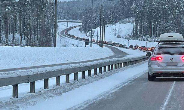 Iltalehden lukija tallensi kuvan hiihtoloman ruuhkajonosta perjantaina nelostiellä Jyväskylän lähistöllä.