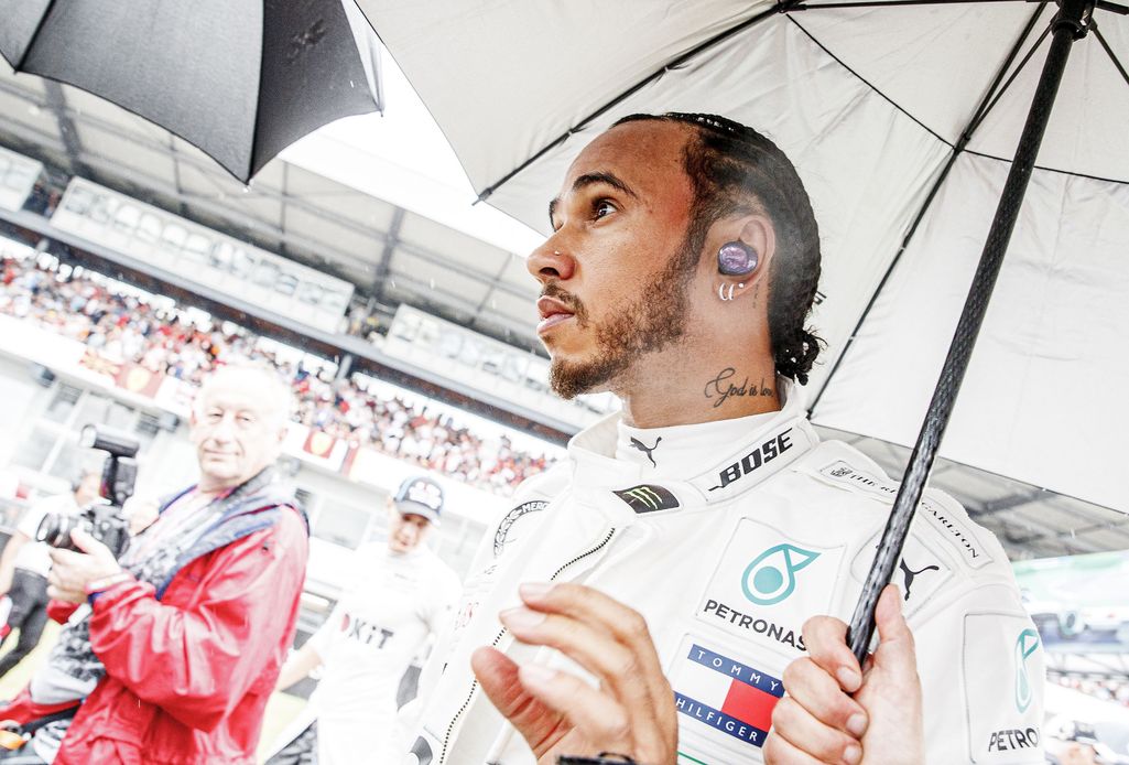 Tällaista kuullaan harvoin – turhautunut Lewis Hamilton avautui tiimilleen radiossa: ”Keskeyttäkää kisa”