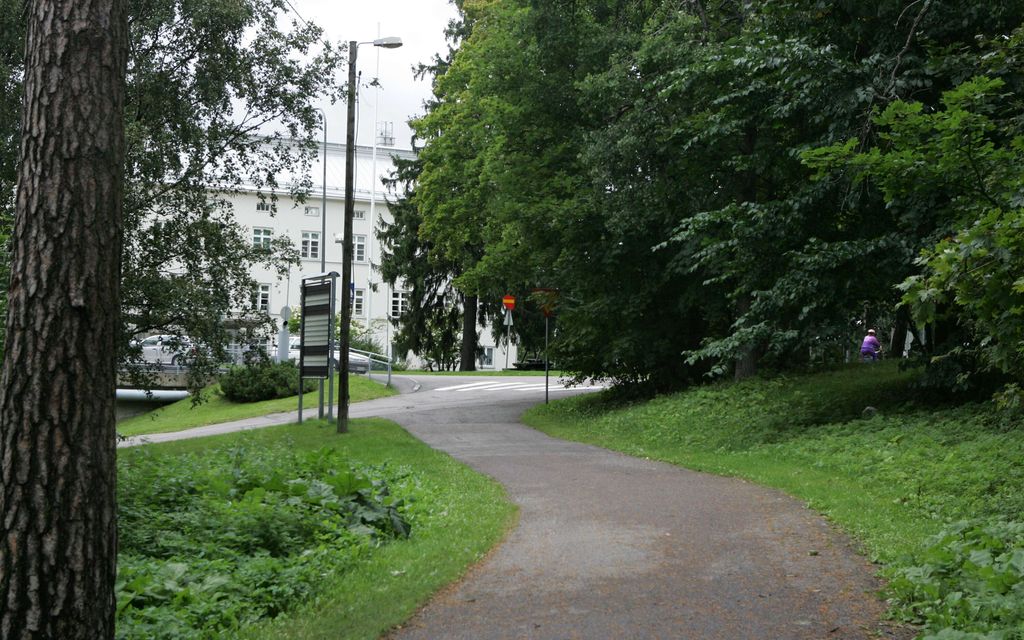17-vuotias tyttö kertoi sairaalassa, että kolme miestä oli raiskannut hänet – Nyt tapaus on taas oikeudessa