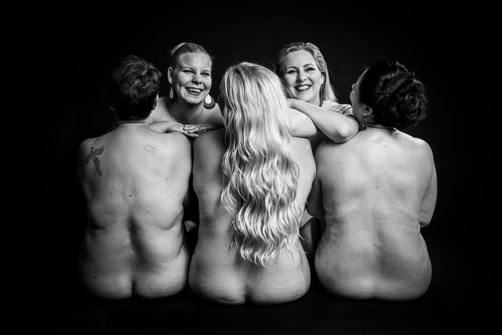 Kätilöt julkaisivat alastonkalenterin upeilla kuvilla kehopositiivisuuden puolesta – ylistävät naisen kauneutta ja voimaa