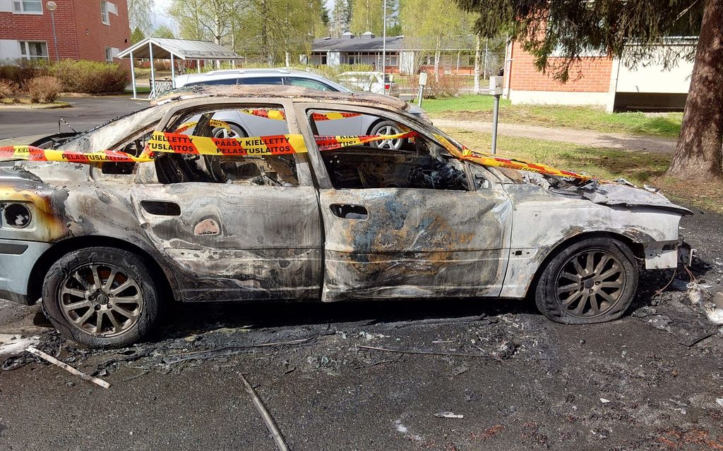 Outo pauke herätti Kajaanissa – Lukija kuvasi ilmiliekeissä palavan auton

