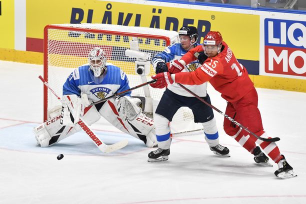 Kevin Lankinen nollasi Venäjän MM-välierässä 2019. Kuvassa Sakari Manninen estää Artjom Anisimovin pääsyn irtokiekkoon.