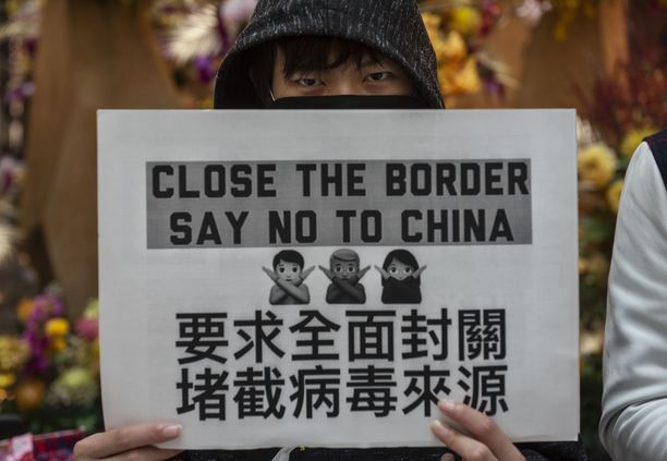 Hongkongissa mielenosoittajat vaativat, että raja Manner-Kiinaan on suljettava ja ketään ei saa päästää sieltä sisään.