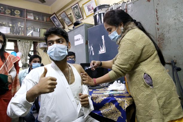 Noin 65 prosenttia intialaisista on saanut täyden rokotussarjan, 91 prosenttia on saanut ainakin yhden rokotuksen.