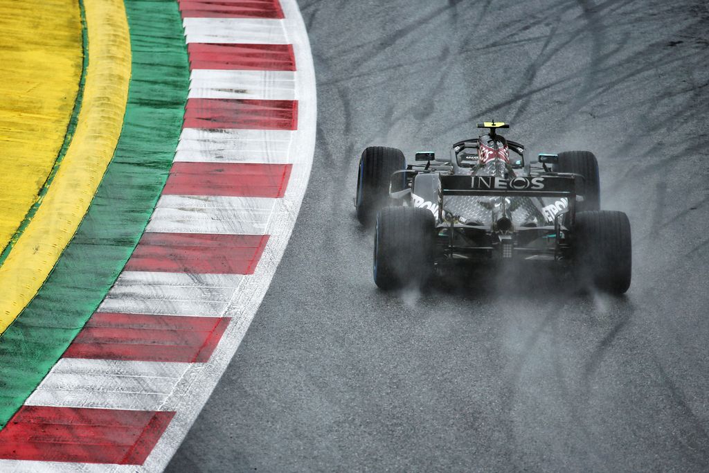 Valtteri Bottakselle pettymys, Lewis Hamilton ajoi ylivoimaisesti paalulle – Ferrarin surkea meno jatkuu