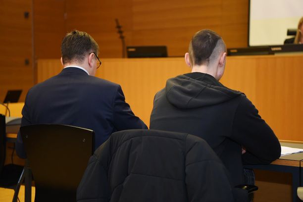 Epäilty vastaa syytteisiin Helsingin käräjäoikeudessa torstaina.