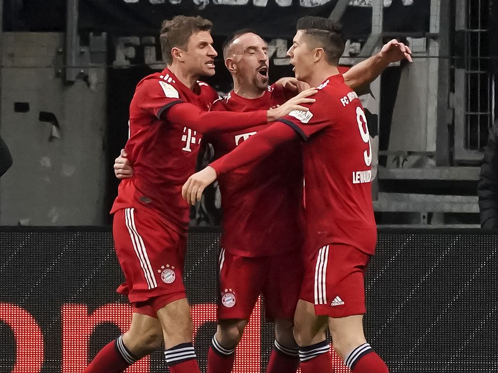Ribery johdatti Bayernin voittoon - Rafinha sai irtotavarasateen niskaansa